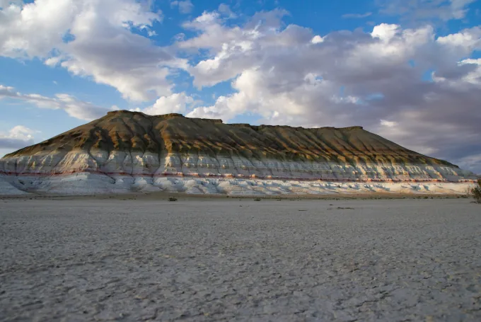 Bokty-Berg auf dem Ustyurt-Plateau in Mangystau Kasachstan mit farbigen Sedimentschichten aus Kreide, Kalkstein und Sandstein