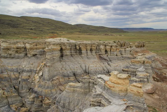 Kok-Kala-Schlucht in Mangystau Kasachstan mit bunten jurassischen Gesteinsschichten und außergewöhnlicher Wüstenlandschaft