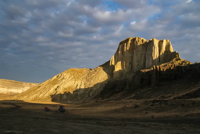 Felsige Landschaft im Mangystau-Gebiet Kasachstans mit beeindruckenden Plateaus und Canyon-Formationen des Ustyurt-Plateaus