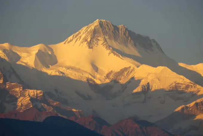 Berg Gangapurna im Himalaya bei Sonnenuntergang mit schneebedeckten Gipfeln, Blick aus Pokhara in Nepal