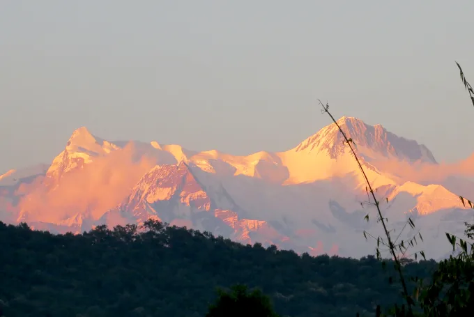 Sonnenaufgang über dem Himalaya in Nepal mit Blick vom Sarangkot-Aussichtspunkt bei Pokhara auf die Annapurna- und Dhaulagiri-Bergketten
