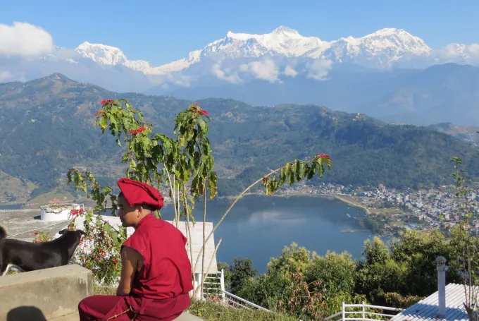 Foto: Ventus Reisen, Nadja Moussa Phewa-See in Pokhara Nepal mit Blick auf das schneebedeckte Annapurna-Massiv im Himalaya im Hintergrund
