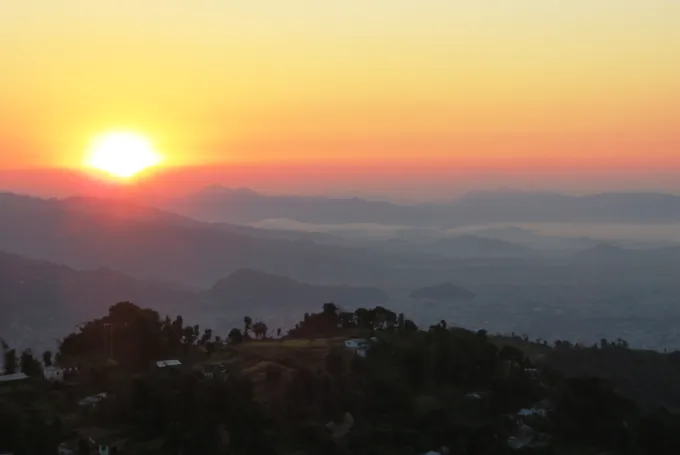 Sonnenaufgang am Sarangkot View Point bei Pokhara in Nepal mit Panoramablick auf die Annapurna-Bergkette im Himalaya