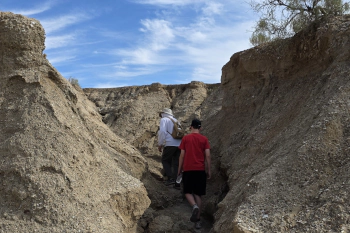 Zwei Wanderer bei einer Aktau-Wanderung in Kasachstan