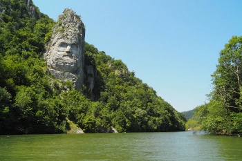 Skulptur des Dakerkönigs Decebalus am Ufer der Donau im Naturpark Eisernes Tor in Rumänien.