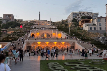 Kaskade Cascade Complex in Jerewan, Armenien, monumentale Treppenanlage aus weißem Kalkstein.