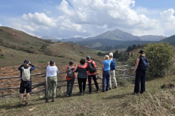 Reisegruppe in der weiten Berglandschaft Kirgisistans.