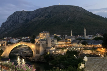 Stari Most in Mostar über der Neretva bei Abenddämmerung in Bosnien.