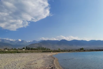 Ufer des Issyk-Kul-Sees in Kirgisistan mit Blick auf das Tianshan-Gebirge.